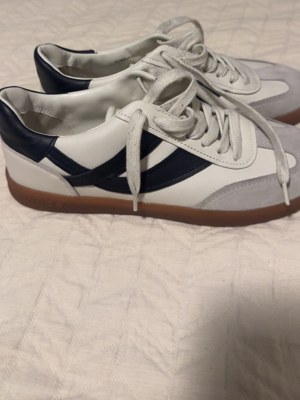 Vince Oasis White Navy Leather Low-Top Sneakers